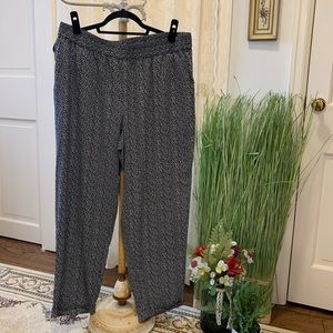 Chicos Black and white thin summer pants.